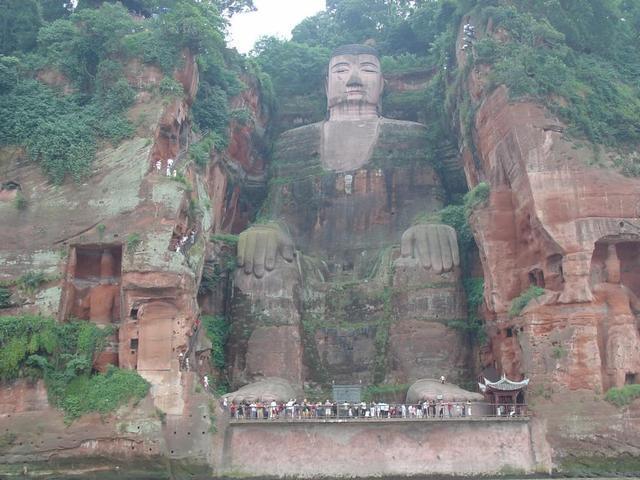 樂山大佛為何以屹立千年？又為何既不雙手合十也不打坐呢？