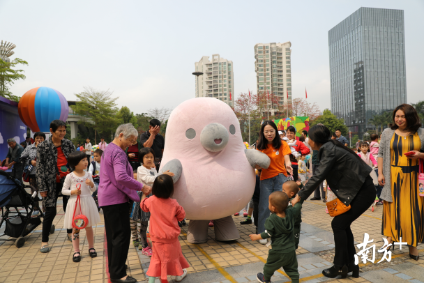 想要和萌萌噠的“鴨梨哥”見面嗎？快來布吉雕塑公益巡展吧