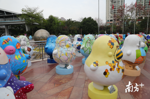 想要和萌萌噠的“鴨梨哥”見面嗎？快來布吉雕塑公益巡展吧